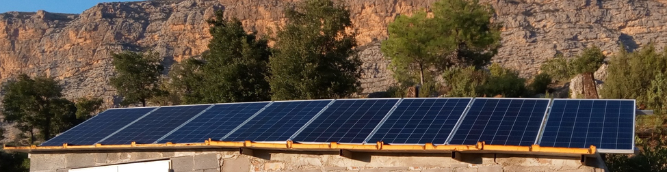 Fototermia: calor renovable del sol Colectores solares térmicos instalados en un tejado captando calor solar.